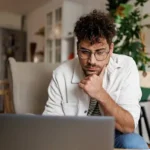 homem na frente no pc