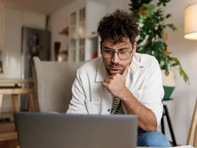 homem na frente no pc