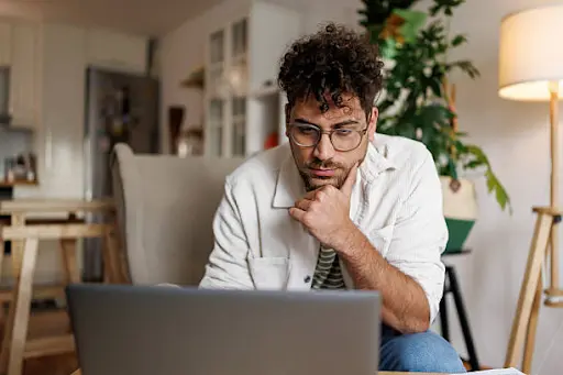 homem na frente no pc